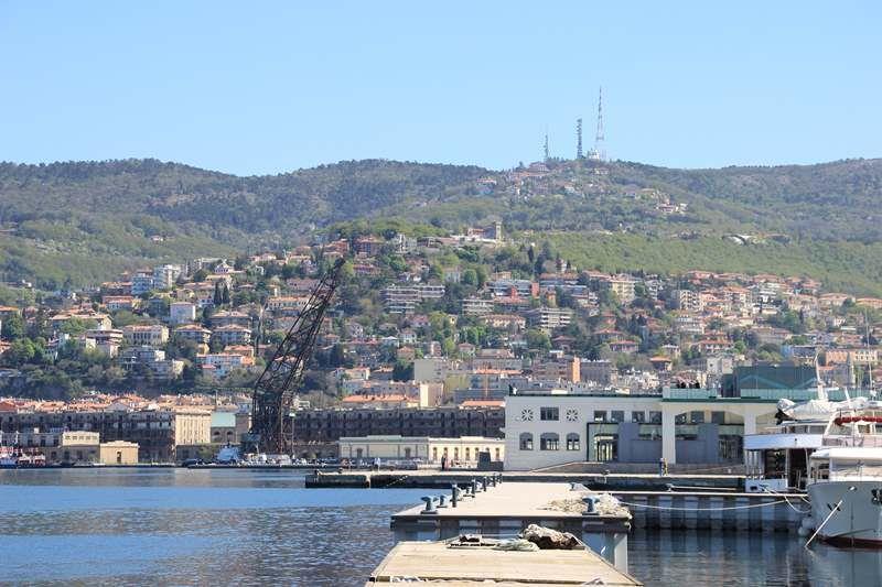 Blick über den Hafen auf Triest und den Karst