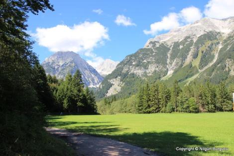 Wanderweg im Tal