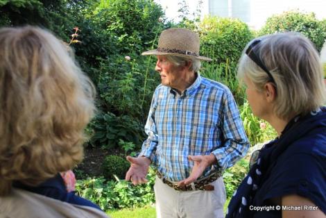 Hein Auer in seinem Garten