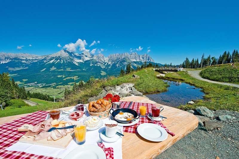Frühstück auf dem Berg zum Sonnenaufgang