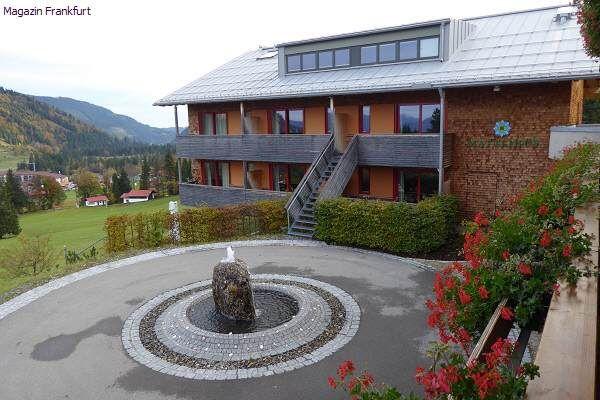 Biohotel Mattlihüs mit Kraftbrunnen