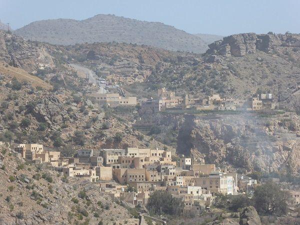 Blick aus Saiq und die Hotelanlagen