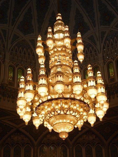 Leuchter in der Großen Sultan-Qabus-Moschee