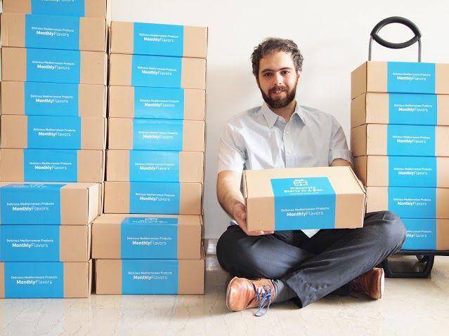 Yiannis Voultsis inmitten seiner Pakete