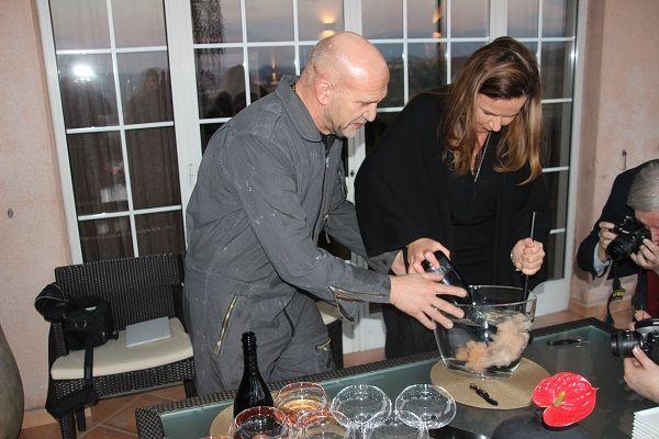 Ales und Alessandra beim Öffnen des Puro