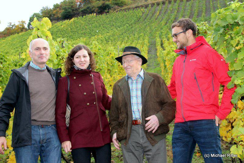 Weinexperten im Weinberg