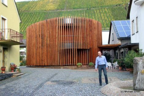 Peter Regnery vor seiner Vinothek