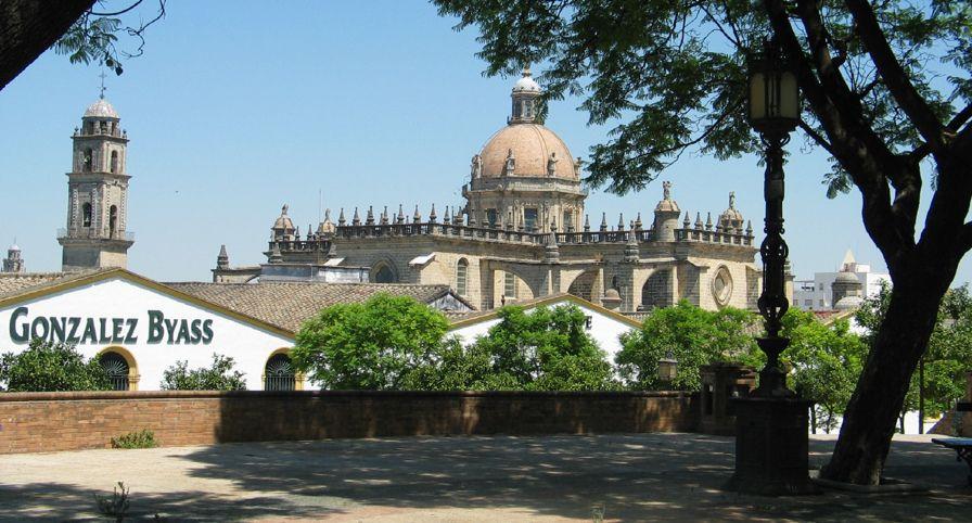 Die Kathedrale von Jerez und eine der Bodegas