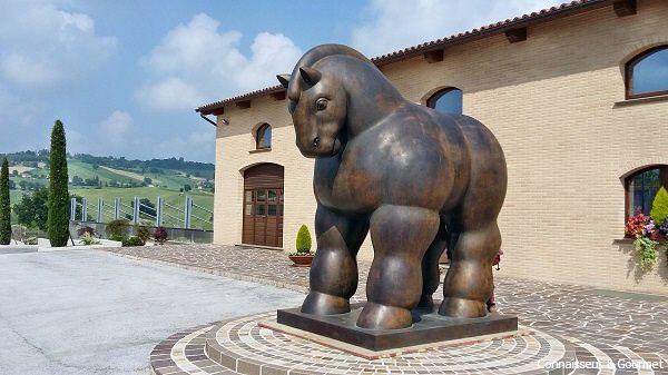 Botero-Pferd beim Weingut Colognola