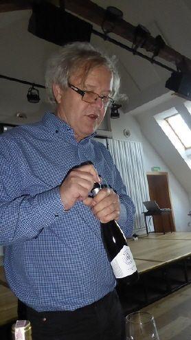 Zbigniew Turnau öfnet seinen Johanitter-Eiswein