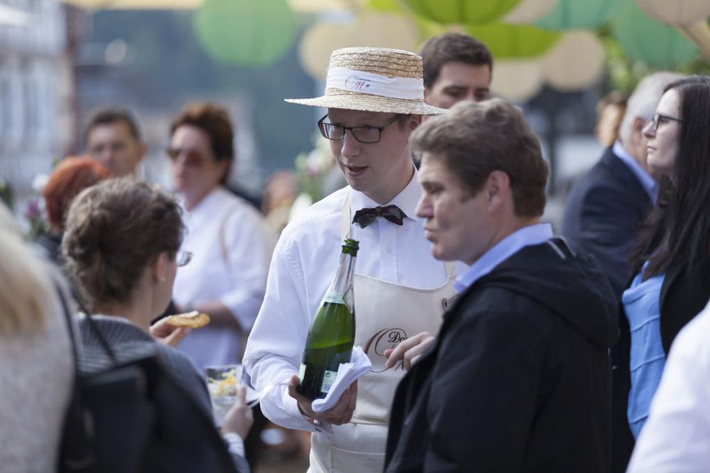 Sommelier Lennart Wenk schenkt aus